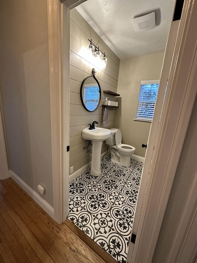 Building Photo - 608 Neal St