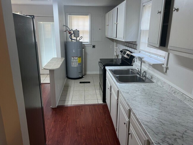 Building Photo - Charming Home with Great Location...Available Today!