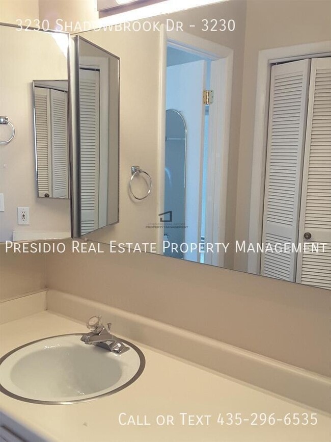 Building Photo - 3230 N Shadowbrook Dr