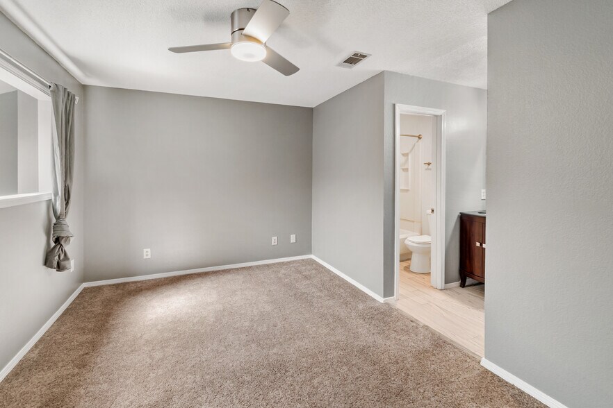 Building Photo - 5001 Grande Dr