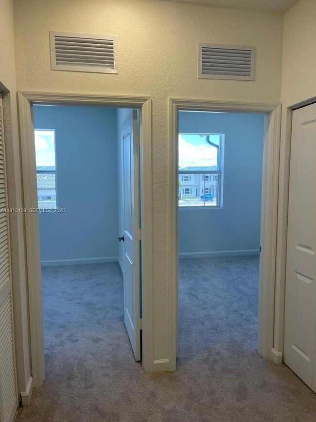 Building Photo - 1076 SE 2nd St