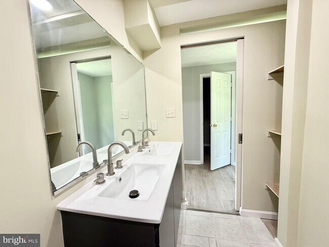 Building Photo - 2 Cinnabar Ct