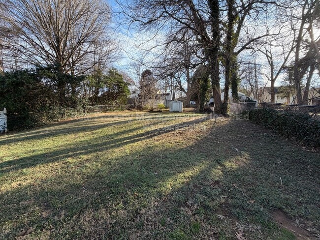 Building Photo - 2748 Lyndhurst Ave