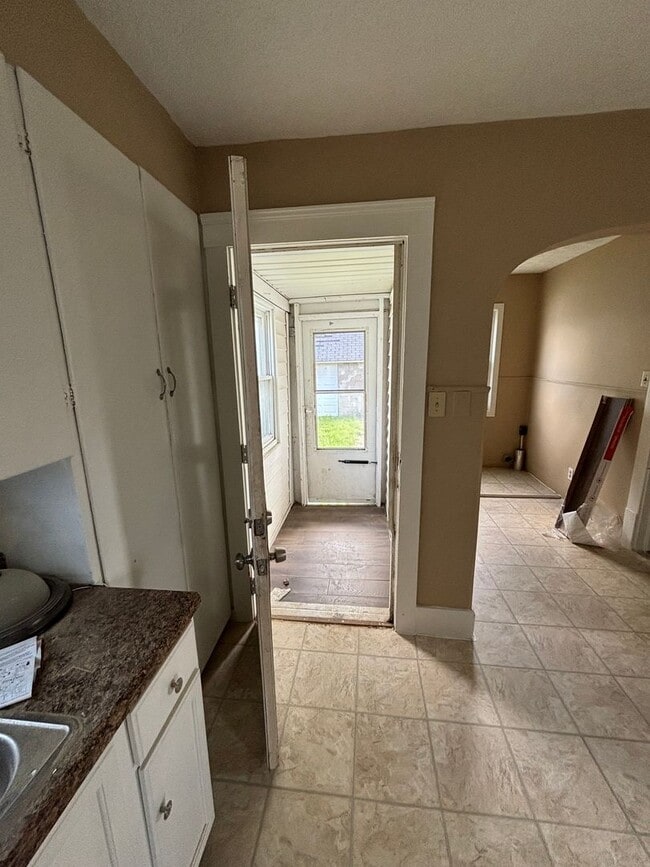 Building Photo - Section 8 welcome, 3 bedrooms 1 Bath. Spac...