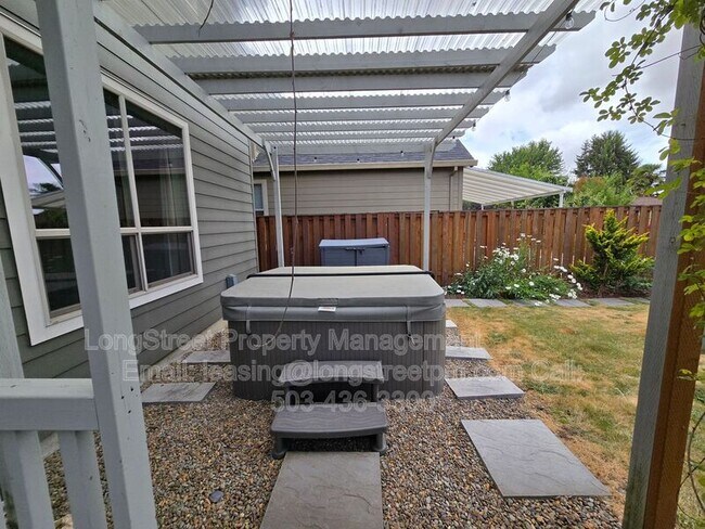 Building Photo - 3338 SE Summerfield Dr