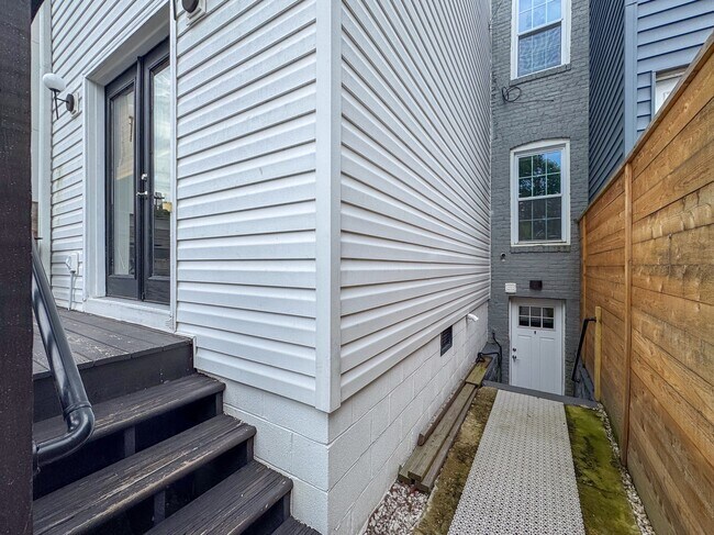 Building Photo - 815 Longfellow St NW