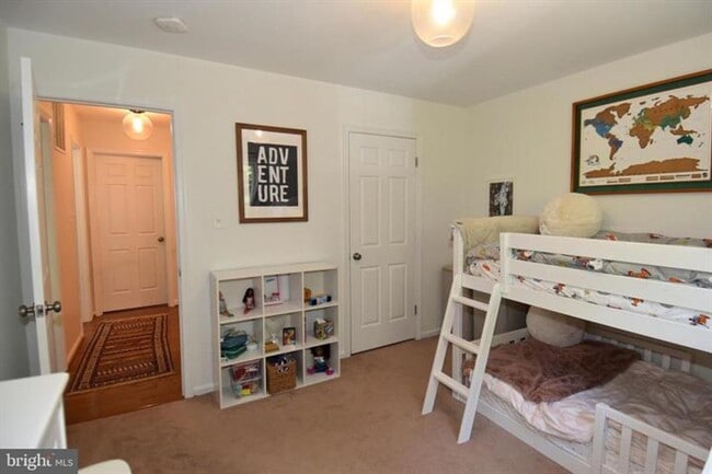 Building Photo - Set within the sought after community of Runnymeade, this beautifully maintained townhome offers ...