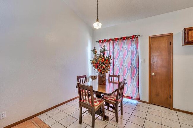 Building Photo - 4886 Maureen Cir
