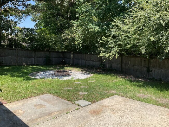 Building Photo - Welcome to this perfectly situated 3-bedroom, 2-bathroom home in the heart of Jacksonville.