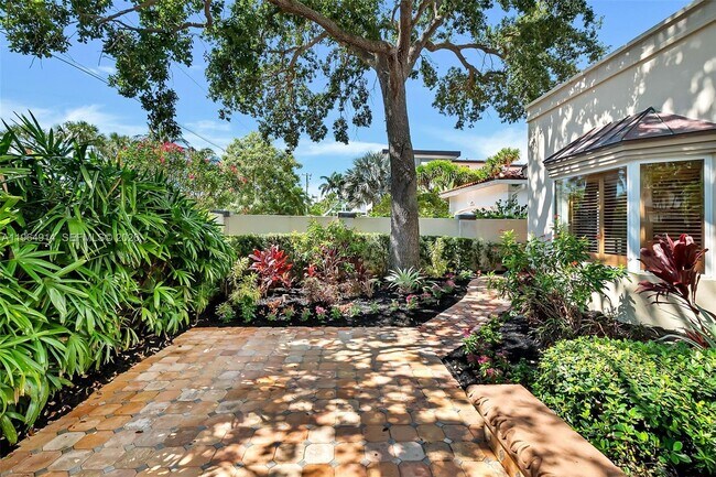 Building Photo - 325 Bontona Ave