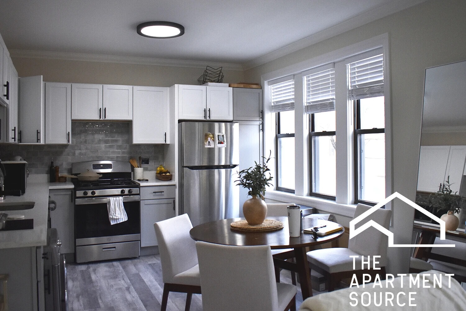 Building Photo - 839 W Cornelia Ave