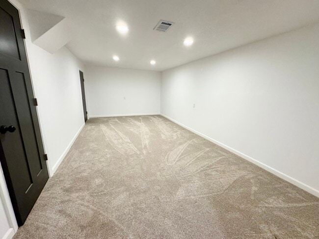 Building Photo - 323 N Vail St