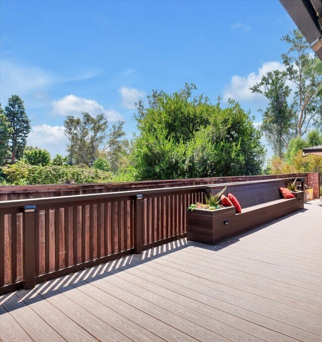 Building Photo - 5-Bedroom Home in Desirable Friendly Hills...