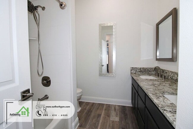 Building Photo - 2724 Western Oak Dr