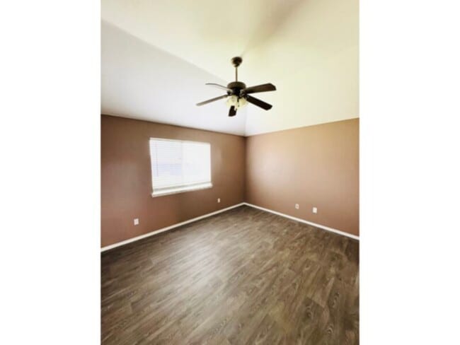 Building Photo - ******4 BEDROOM IN SEAGOVILLE*****