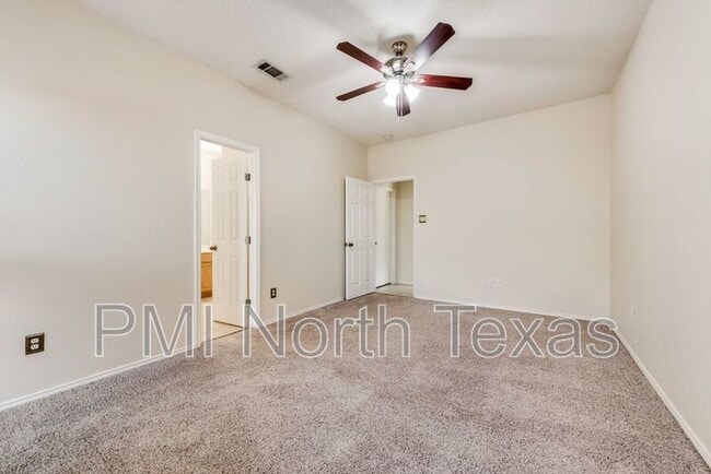 Building Photo - 8101 Hyde Park Dr