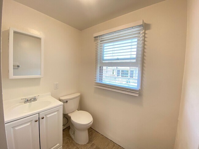 Building Photo - REFRESHED Craftmans Style Upstairs One Bed...