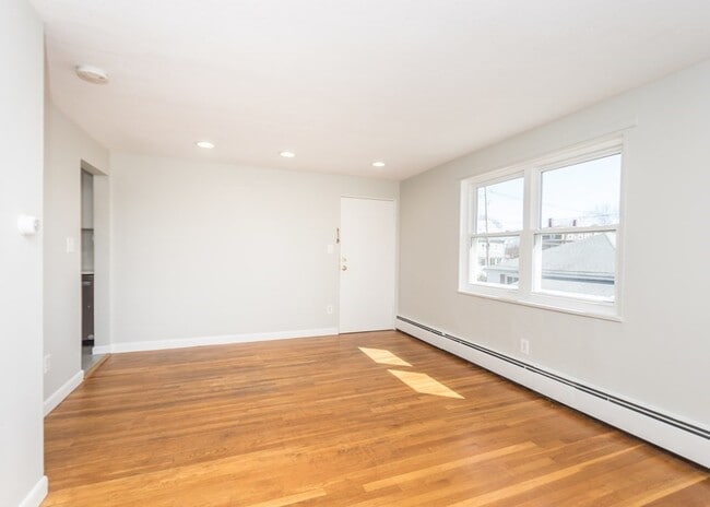 Building Photo - 182 1/2 River St