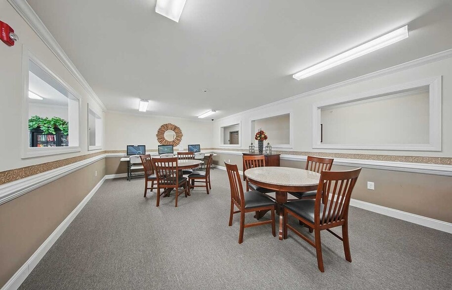 Building Photo - Ulster Gardens