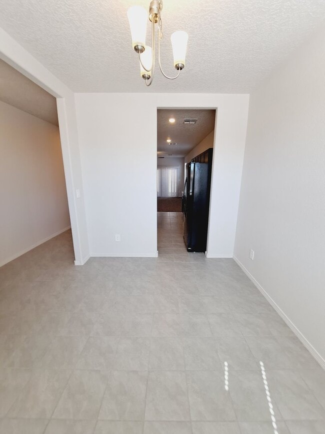 Building Photo - 3 bed 2 bath home in Huning Ranch! Move in Special!