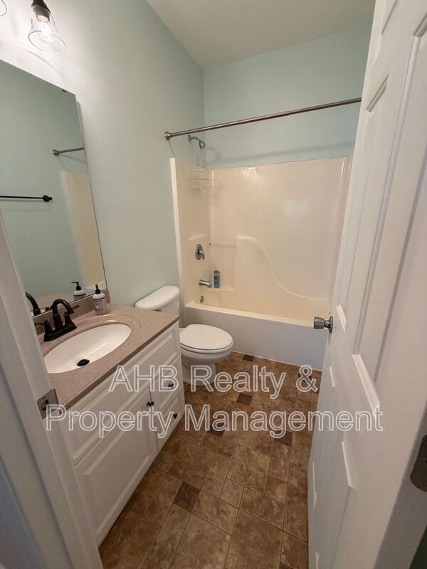 Building Photo - 713 Trail's End Dr