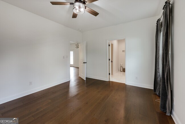 Building Photo - 499 Little Oak St