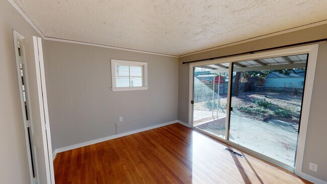 Building Photo - 218 E 33rd Pl