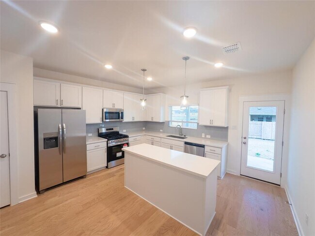 Building Photo - 198 Shackleton Dr