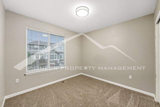 Building Photo - Gorgeous Townhouse with Gas Fireplace and ...