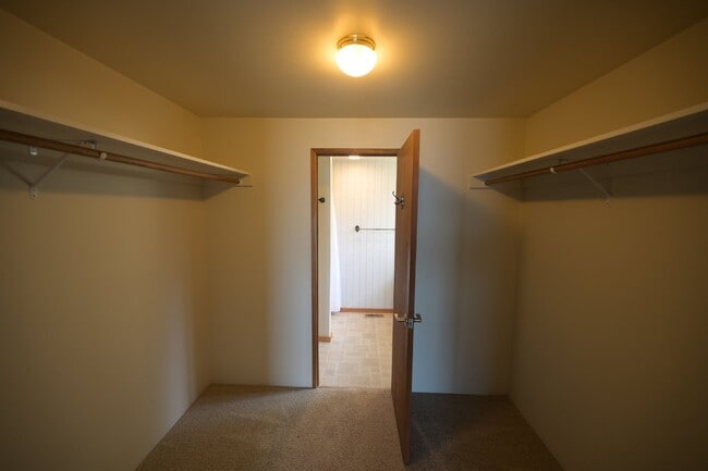 Building Photo - Beautiful water view home in Diamond Point...