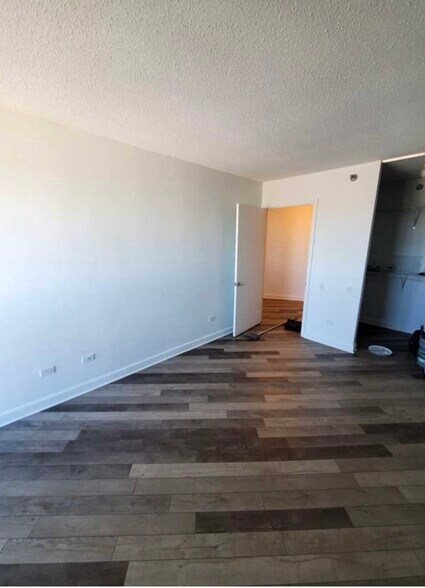 Building Photo - 400 N La Salle Dr