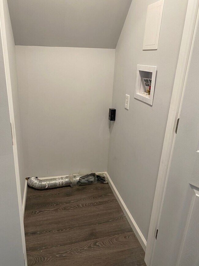 Building Photo - NEWLY RENOVATED 2 BEDROOM IN THE HEART OF BLOOMFIELD!