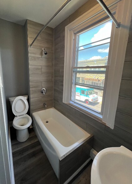 Building Photo - 904 E Tioga St