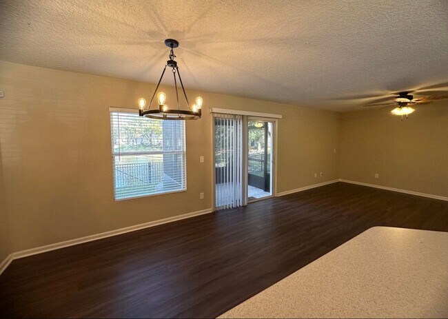 Building Photo - 1630 Vineland Cir