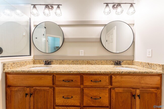 Building Photo - 525 W Mossyleaf Dr SW