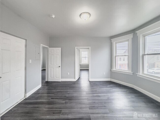 Building Photo - 556 Roosevelt Ave
