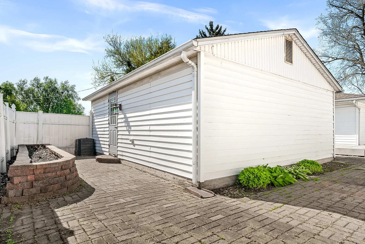 Courtyard and raised garden bed - 501 E Cherry St