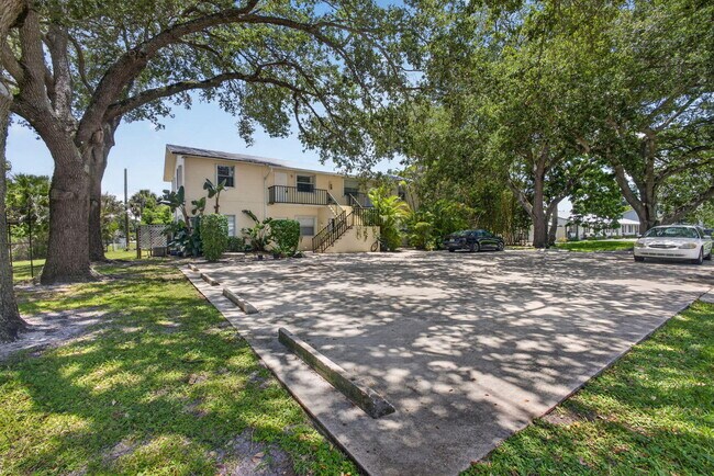 Building Photo - 708 SW Gardens Blvd
