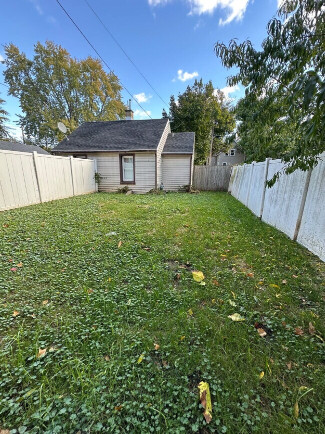 Building Photo - 857 9th St