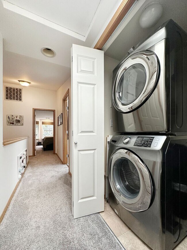 Building Photo - 2bd/1.5ba Seattle Townhome