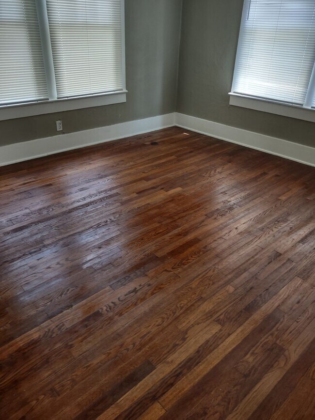 Building Photo - LIMITED TIME MOVE IN SPECIAL!! FIRST MONTH...