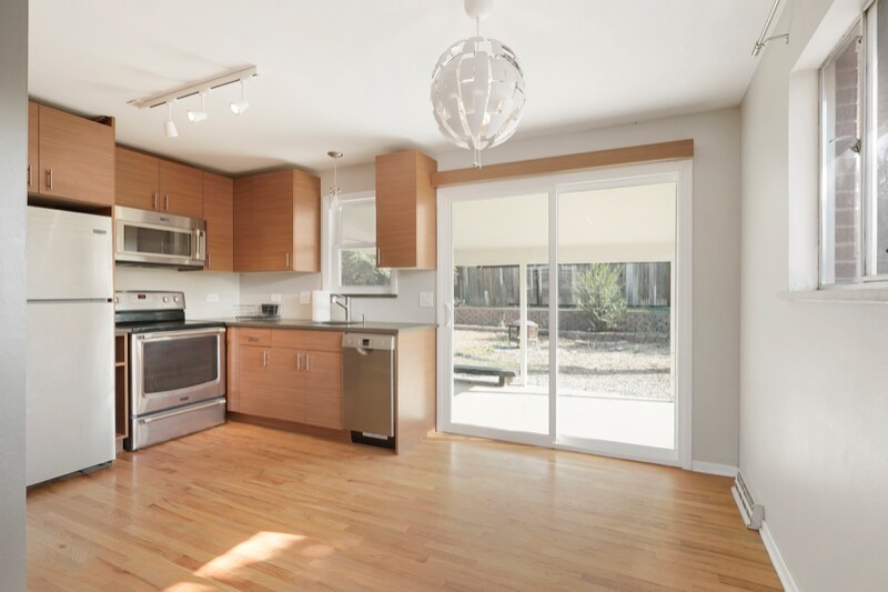 Building Photo - 1390 W Berry Dr