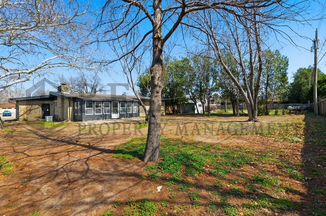 Building Photo - 2541 W Benjamin Dr