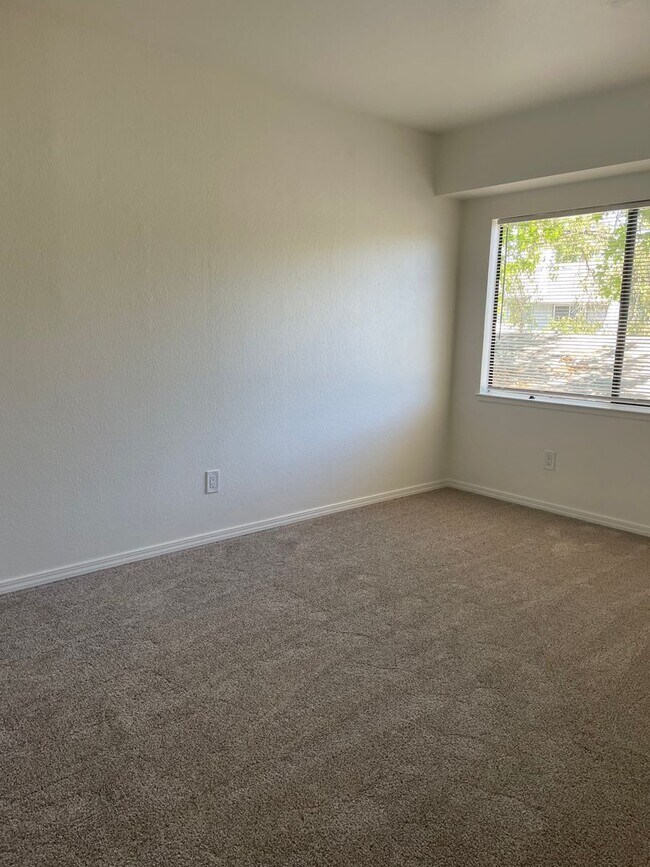 Building Photo - 3 bedroom 2.5 bath townhome Available now!