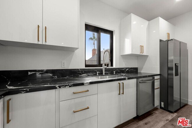 Building Photo - 1920 S Sherbourne Dr