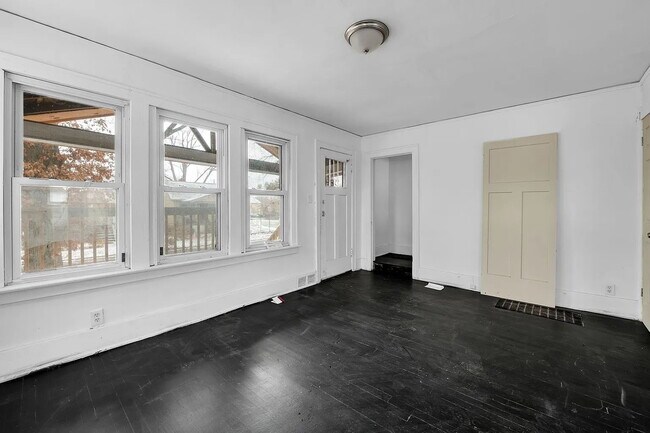 Building Photo - Charming 3-Bedroom Gem in Detroit