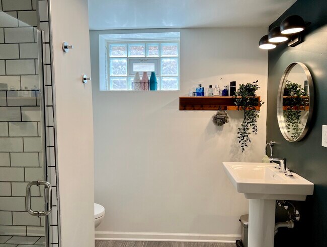 Building Photo - 940 N Oak Park Ave