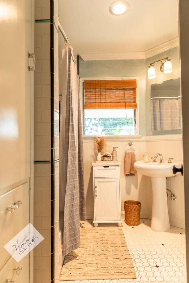 Building Photo - 1121 N Cambridge Ave