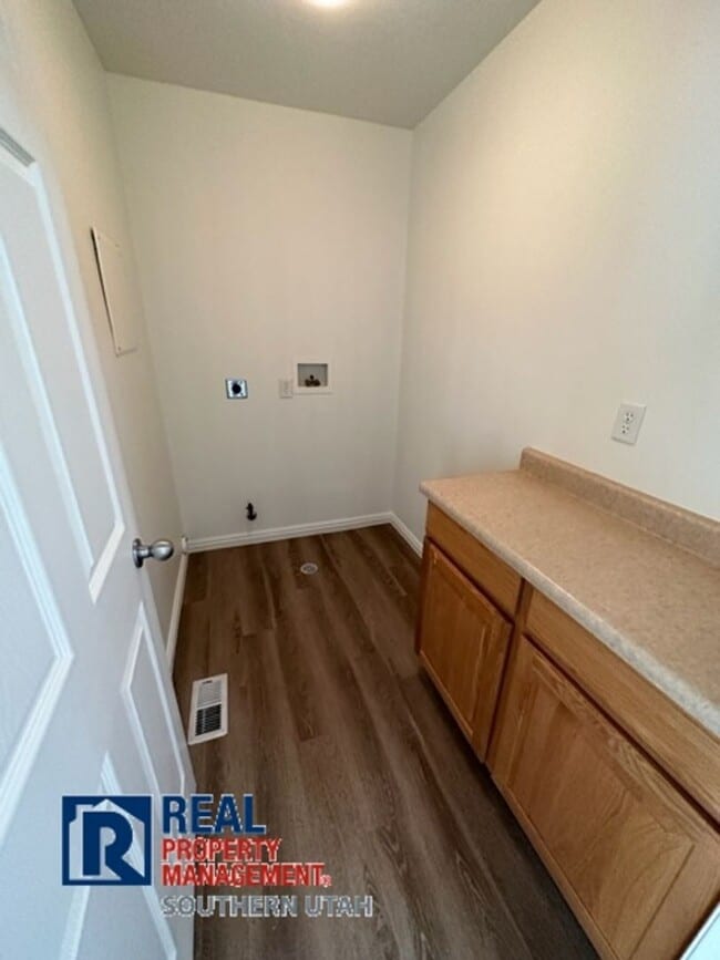 Building Photo - Hawk Hallow Townhome