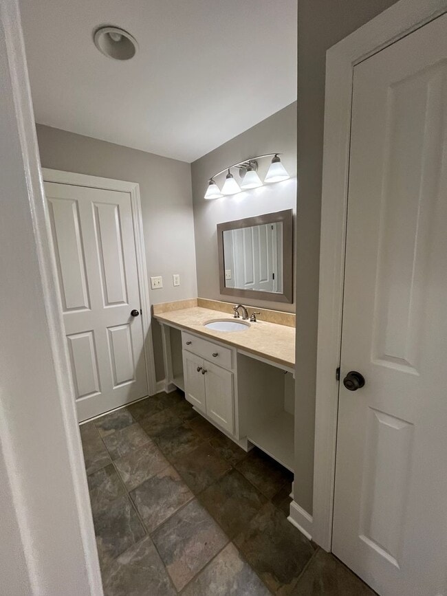 Building Photo - Beautiful 5 Bed 3 Bath Home! Fall 2026!